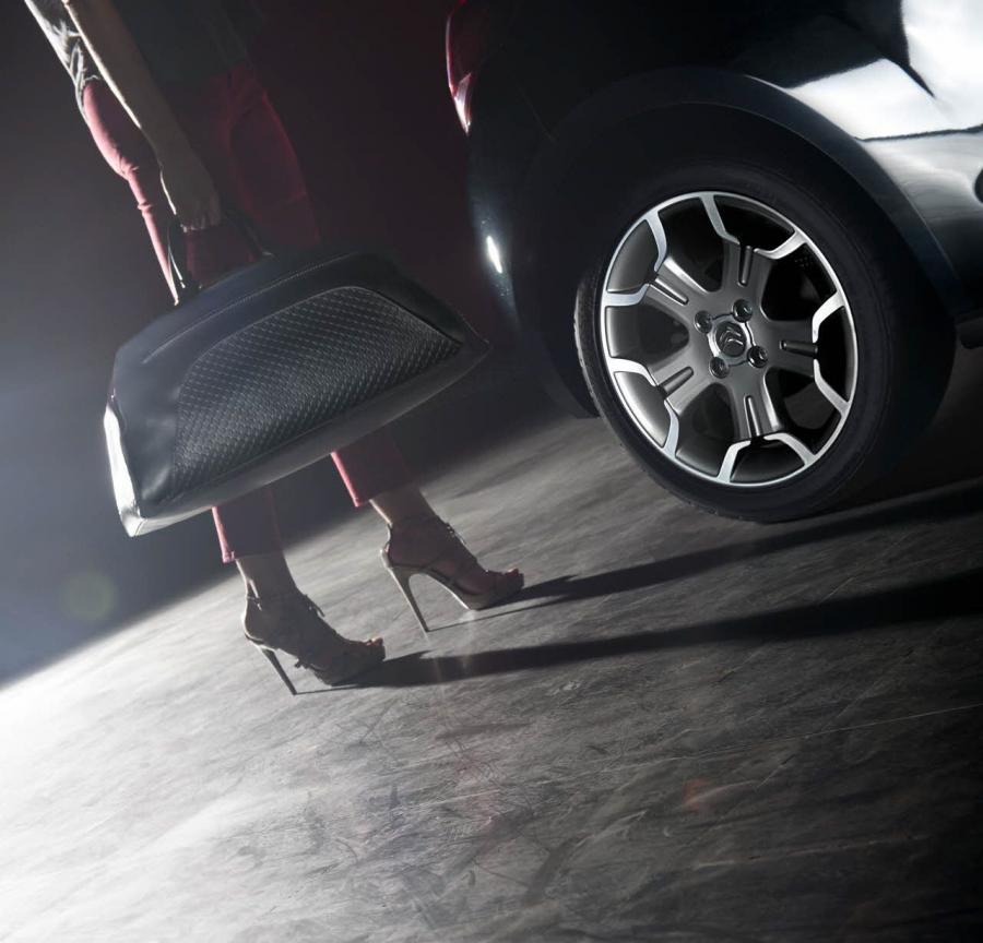 Citroen DS3 Cabrio 2012 года  (фото 38 из 115)